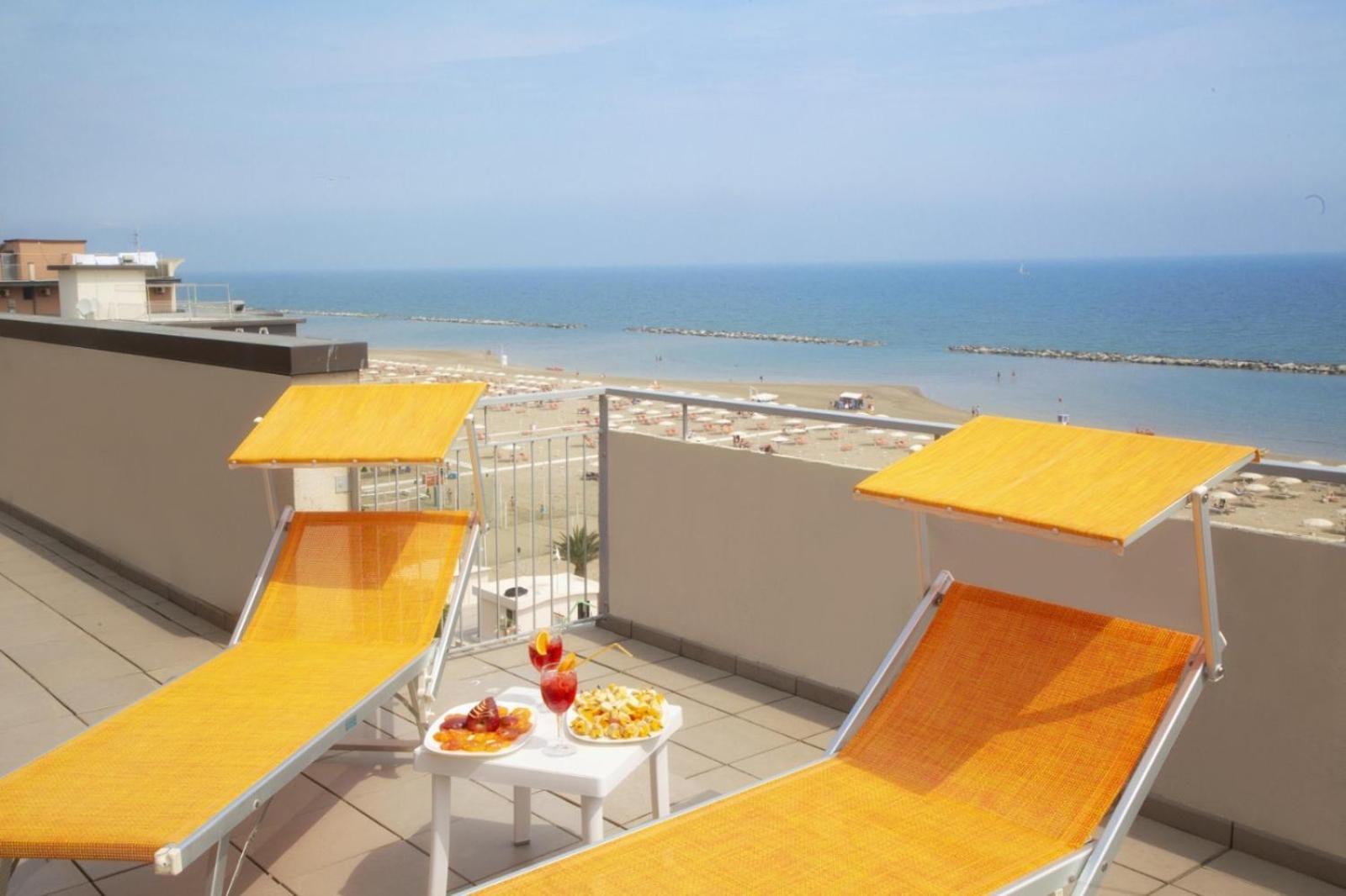 Hotel Salsedine " 5 Mt From The Beach ! " Rimini Kültér fotó