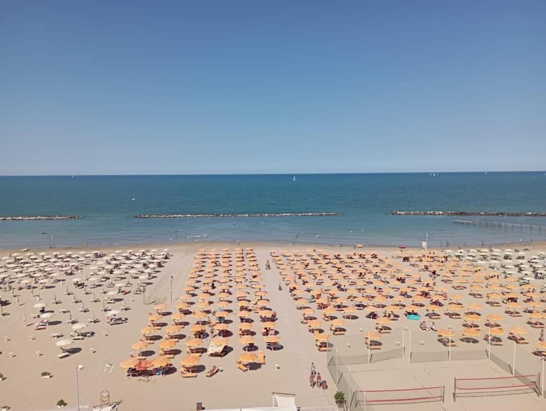 Hotel Salsedine " 5 Mt From The Beach ! " Rimini Kültér fotó
