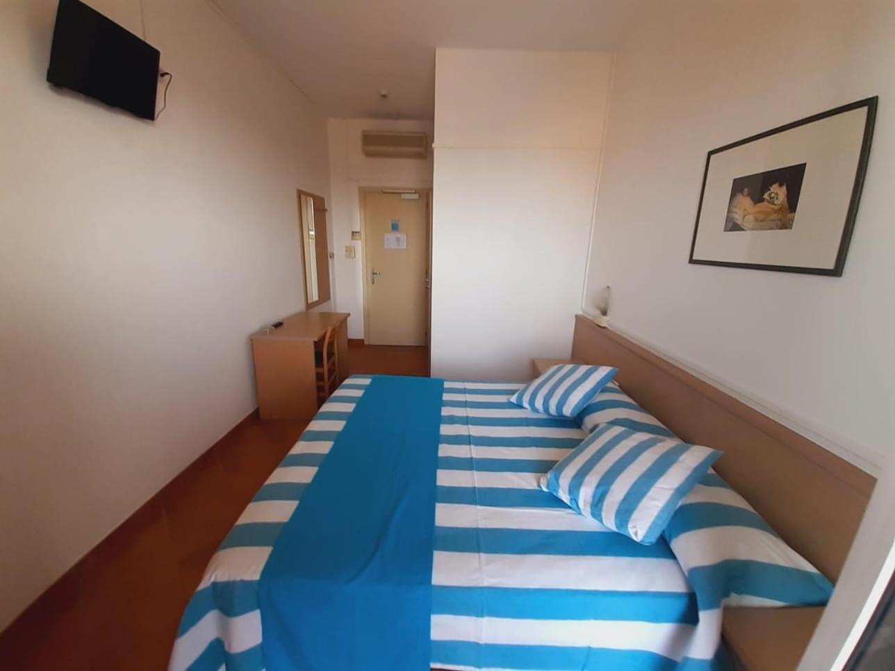 Hotel Salsedine " 5 Mt From The Beach ! " Rimini Kültér fotó