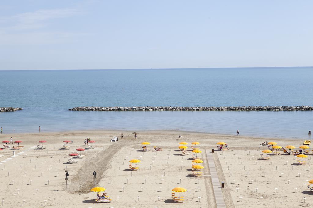 Hotel Salsedine " 5 Mt From The Beach ! " Rimini Kültér fotó