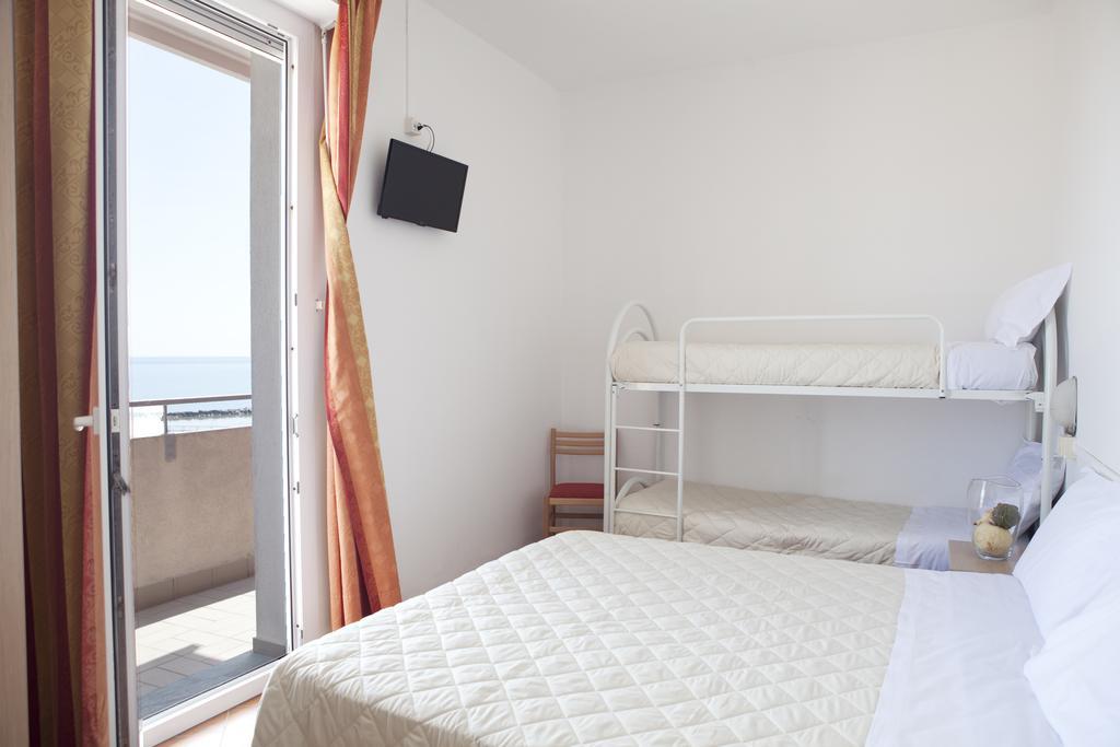 Hotel Salsedine " 5 Mt From The Beach ! " Rimini Kültér fotó
