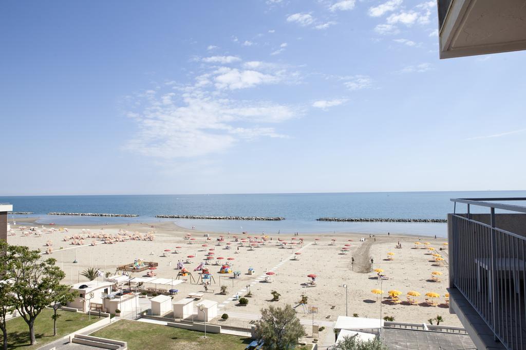 Hotel Salsedine " 5 Mt From The Beach ! " Rimini Kültér fotó