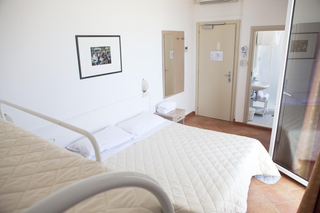 Hotel Salsedine " 5 Mt From The Beach ! " Rimini Kültér fotó